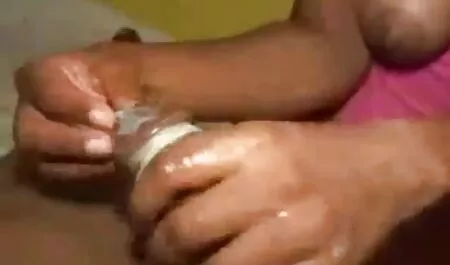 Bitch stoji s rakovima, 3d hentai film a njezin prijatelj gura prste u njezinu pičku