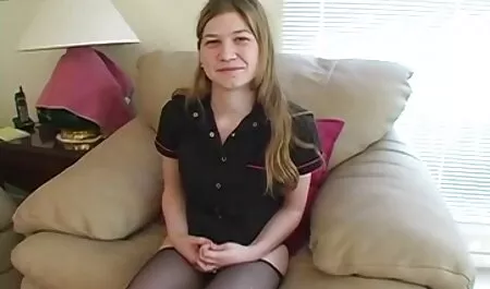 Plavuša je stavila ružu u video porno henta guzicu svoje kuje