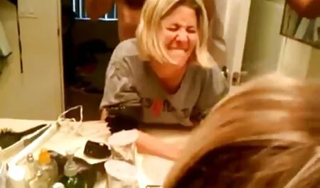 Osvećujući se za razmaženi grudnjak, djevojka je zavela dečka svoje sestre intrigirajući ga svojim vitkim mladim tijelom hentay movies i djevičanskom guzom