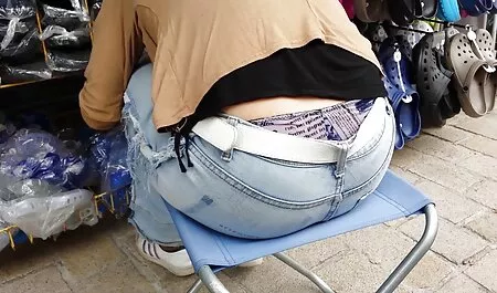 Mlada porno hentai film plavuša prstom makne kurac