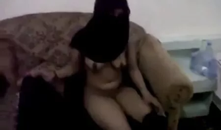 Slatka brineta širi hentai porn film noge i jebe se kao drolja