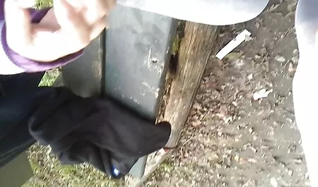 Dvojica su cartoons porno tube se sjekla u video igrama u stanu prijatelja, a onda je ušla i njegova mlađa sestra, brat namignuo i pristao otići na pola sata