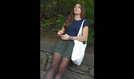 Patty se s velikim hentai xxx film sisama igra sa svojim dildosima