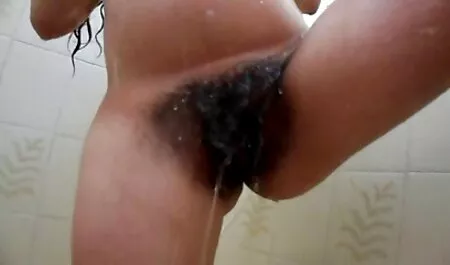 Zabrinuti lezbijski hentai girls porno policajac naredio je striptizeti da je miluje