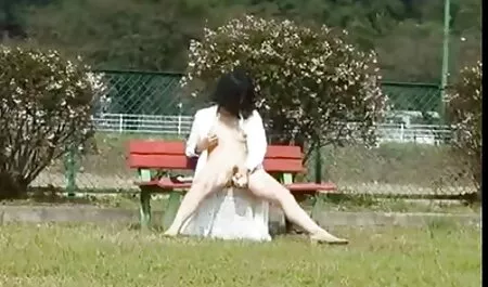 Niger porno hentai nami trza svoj furajući penis pokušavajući ga uzbuditi