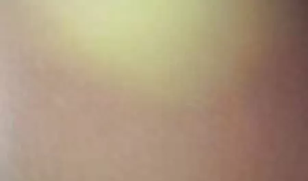 Zajebavajući se duboko porno hantei u kučkome grlu, frajer joj stavlja raka i ulazi mu nogom na nju, a kuja liže nožne prste i osjeća u svojoj pički svu snagu masnog penisa