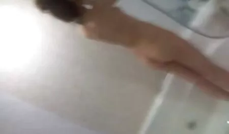 Plavuša ne voli sisati, ali zarad svog dragog, ona masturbira njegov penis porno hentair ručkama