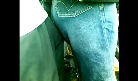 Čovjek vlastitim hantai sex film rukama usmjeri plavokosu glavu na kurac