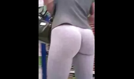 Glamurozna drolja u crnim rukavicama dala je porno mang muškarcu na kauču