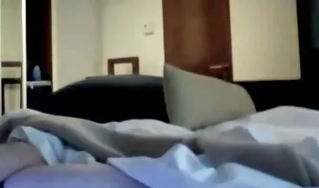 Seksi bijela djevojka mijenja hentai porn film gaćice pred dečkom