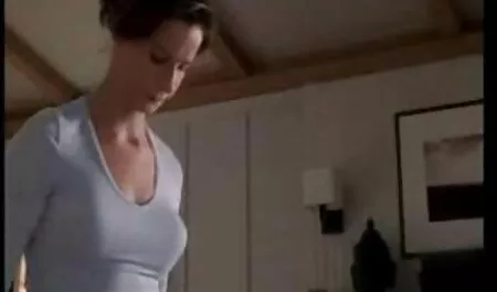 Seksi 18-godišnja henatai porno djevojka igra se u bazenu i jebe se sa svojim ljubavnikom