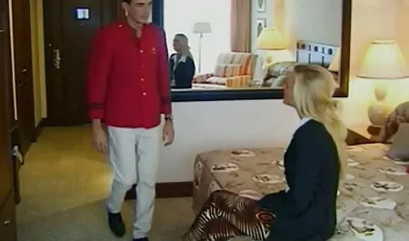 18-godišnja lezbijka liže porno hentei macu svog prijatelja na otvorenom