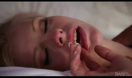 Gay sisa penis poput zvižduka i anime sex film pije spermu