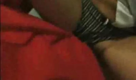 Čovjek jebe djevojku u anime hentai films guzicu i napuni je spermom