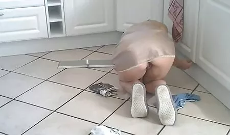 Lijepa film hentay crnka s pigtailsima usisala je razrednicu