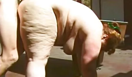 Vrlo seksi plavokosa djevojka pleše henthai porno i miluje sebe