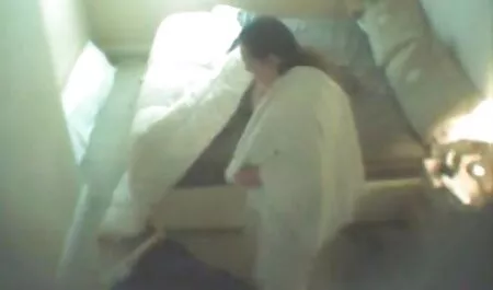 Mladi seksi par porno hentai film strastveno se poljubi i jebe na kauču