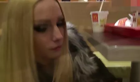 Zrela plavuša dobro uspijeva s hentai porno hot ustima