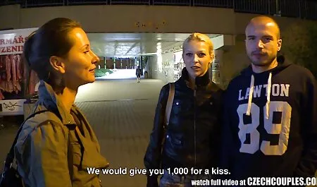 Mladi studenti plešu goli pred kamerom porno hantei