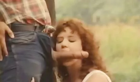 Nježna ljepota nježno video porno henati miluje svoju pičku i cums