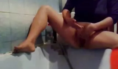 Lišena one piece nami porno djevičanstva, mlada brineta s velikim sisama