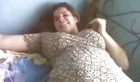 Seljak se voli kad mu suprugu jebu drugi, pred video porn hentay očima. Ovoga puta crnja s velikim kuracem lupa svoju prgavu ženu u svim pukotinama, a on, kao i uvijek, gleda i masturbira