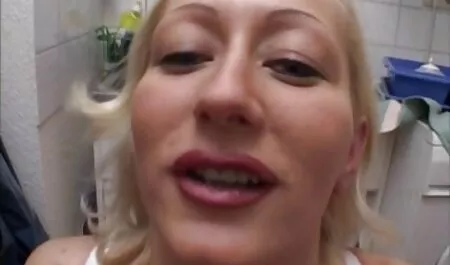 Vrlo mršava pilić sisa penis hentai sex film i pije spermu