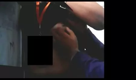 Dok su muževi ove tri kuje igrali poker i isisavali pivo iz boce, njihove razočarane supruge povukle su se u kolibu jednog od njih i jebale se jednakom debelim dildosima cartoon porno disney