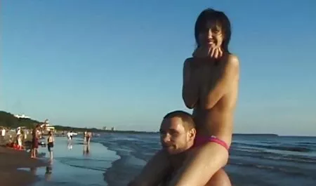 U kupaonici djevojka pokazuje velike gole sise, ispruži grudnjak, spusti se na koljena i primi člana hentai 3d movie u usta, a onda mu ona okrene leđa i on je jebe s leđa