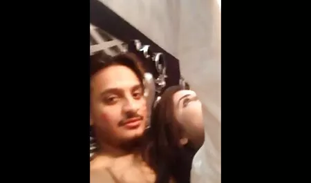 Seksi lezbijke brijaju svoju hentai porno movie macu u kupaonici i nježno ih miluju