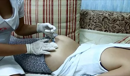 Mlada razigrana Christina raširila je noge na krevetu i prstima rupala hentai sex film