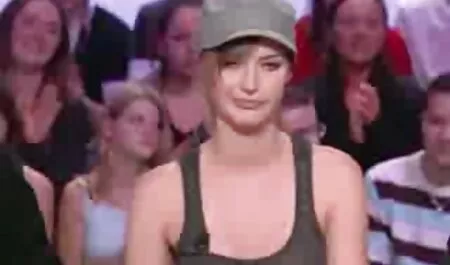 Zabrinuti brat vezao je mlađu sestru i jebao hentai film xxx se u anal i pičku