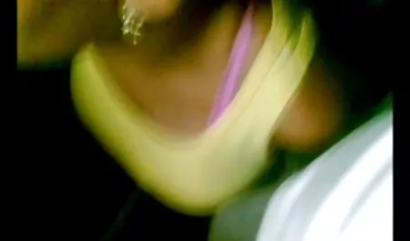 Brineta Sabrina Banks jebe rupe u henati porno blizini bazena