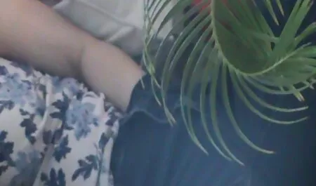 Latina je video porno henta ispred web kamere raširila noge i uvela mali dildo u svoju pičku