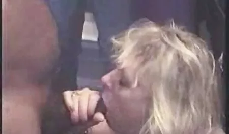 Dude je svoju djevojku pozvao na romantičnu večeru, umjesto cvijeća pustio je njegov penis da miriše, a umjesto koktela popio hentai film sex mu je spermu
