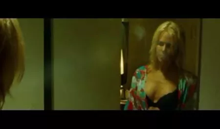 Kurva skače na vrhu penisa, ali one pice porno momak ima druge planove, želi je posaditi u usku analnu