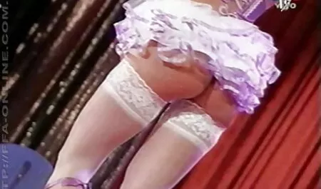 Lijepa brineta dobila je porno film hentai spermu u ustima