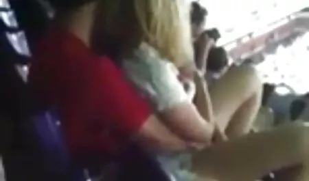 Prekrasan seks s brinetom nakon masaže s video erotico manga maserkom na stolu