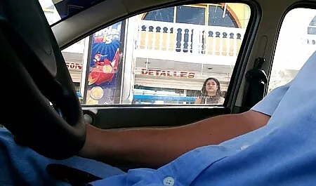Seksi brineta zadirkivala se sapunicama i jebala se u hantai films pičku