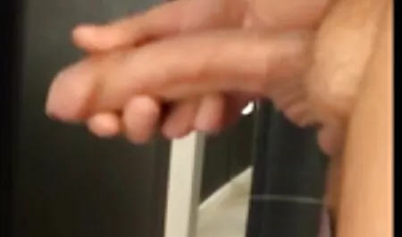 Mlada prsata lezbijka nježno miluje henthai porno bebu i sjedi joj na ustima