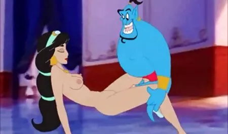 Woodman je pozvao dvije mlade djevojke u svoj hotel, počeo je pucati kako oni lepršaju po krevetu, a onda je muškarac izašao iz tuša i snažno one piece nami porno ih jebao.