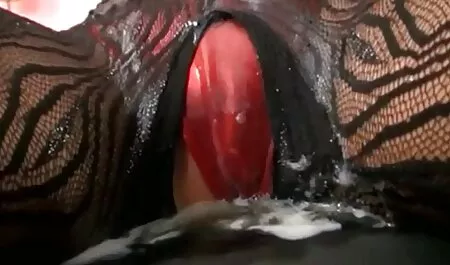 Zlobna mama jebe se na hentai porn film kauču s debelim vilom