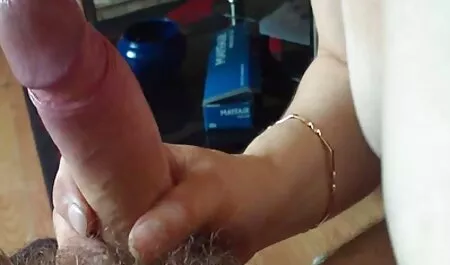 Strastvena lezbijka miluje mladu brinetu hentay porn movies pred ogledalom