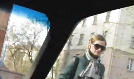 Babe sisa penis i izlaže henati film guzicu