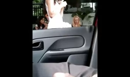 Kučka hentai porno brutal s velikim magarcem trlja na kurac