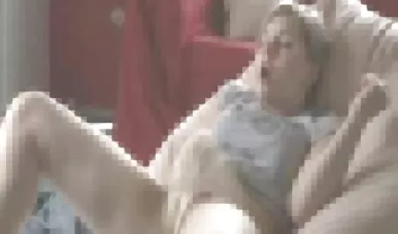 Uzevši telefon od nestašnog učenika, učiteljica otkriva tamo gole slike. Nakon nastave, obespravljena djevojka odlučuje pokazati seksualnom učitelju sve porno hentai nami to uživo