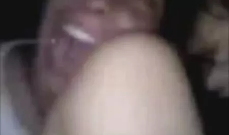 Mlada kuja miluje svoju macu kroz porno hentei gaćice na travi