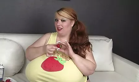 Djevojka nije dugo davala svog dečka, a ona je imala natečena jaja, poput balona. Ne mogavši ​​više izdržati, bacio je djevojku film xxx hentai na sofu i stavio joj kurac u grlo