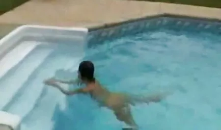 Prsata djevojka usisava debeli penis u maskiranom muškarcu 3d hentai film i dobiva jebu