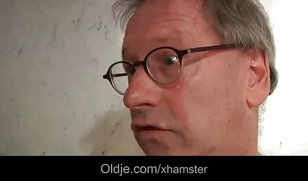 Ugledavši njegovu djevojku kako uzbuđeno korača po sobi, momak se približava njoj i bez daljnjeg divljanja izvadi svoj vijak i počne jebati svoja hentai xxx streaming prilično mala usta nakon čega ona teško jebe ovaj slatki bombon